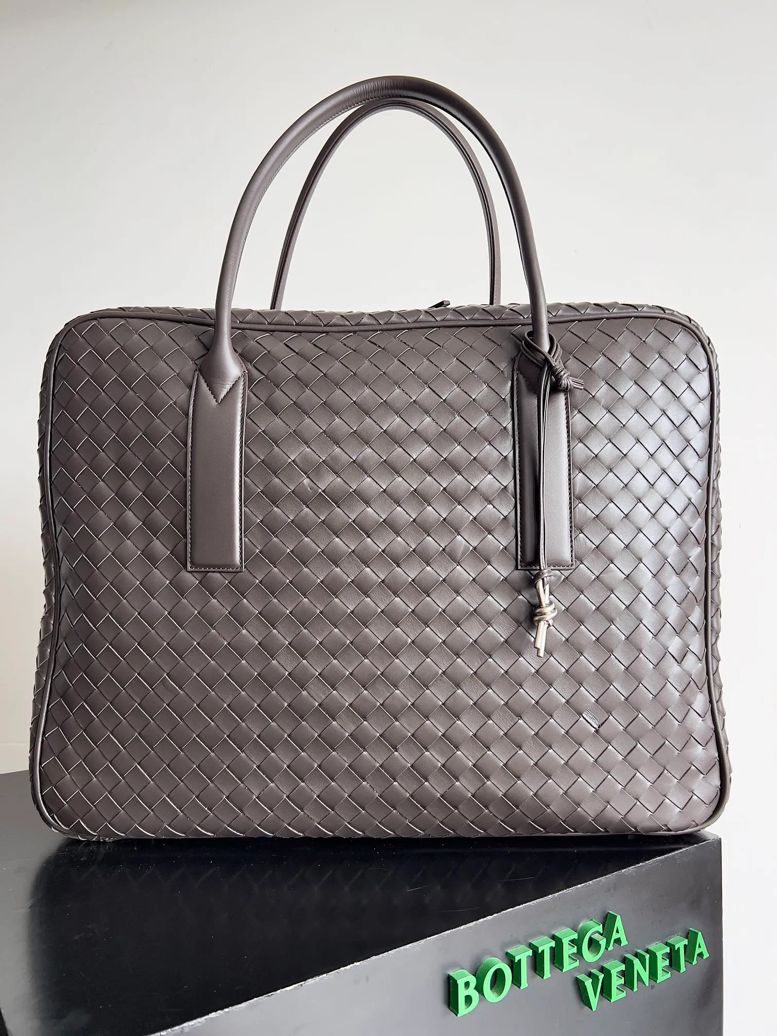 Batch 3960 Let's go on a trip✈️BOTTEGA VENETA men's travel bag is no heavier than a suitcase. The capacity and lightness of this travel bag are really suitable for short trips. The soft cow leather reduces the burden on the hands. The capacity is very nice. Style number: 765620 Size: 50*41*15cm